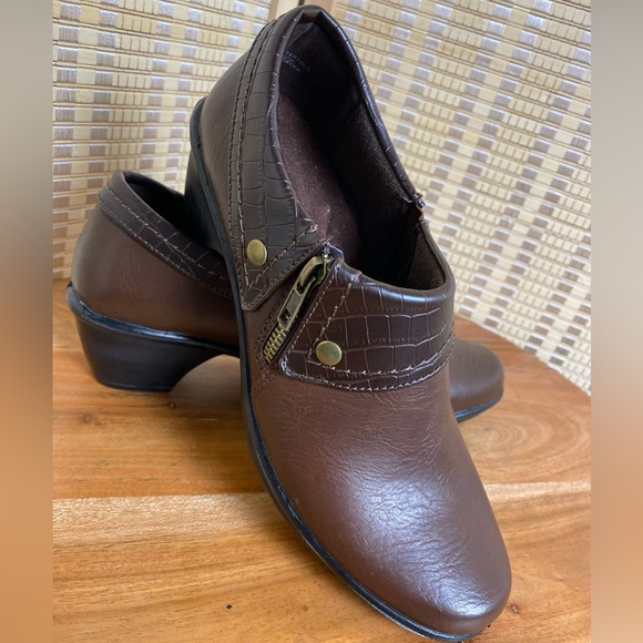 Easy Street Woman’s 7M Darcy Brown Zipper Shooties Comfort NWOT - Picture 2 of 7